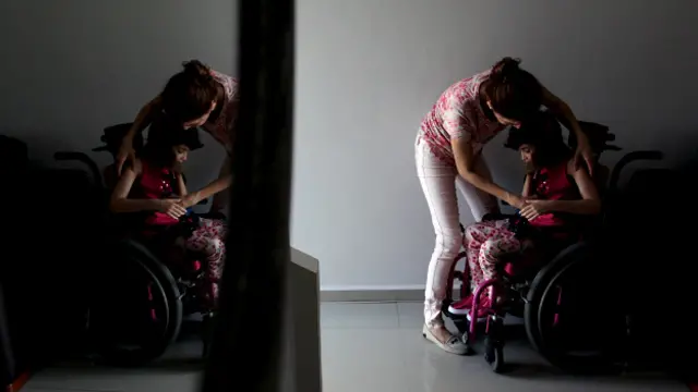 Sus padres han conseguido la autorización de un juez para importar un tratamiento experimental con un derivado de la marihuana, que están prohibidos en México.