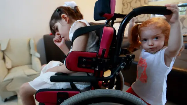 El fármaco está elaborado con cannabidiol (CBC), un aceite derivado de la planta cannabis sativa, que no tiene efectos psicoactivos y que puede contribuir a paliar los efectos de los espasmos que sufre Graciela (izda), en la imagen con su hermana Valentina.