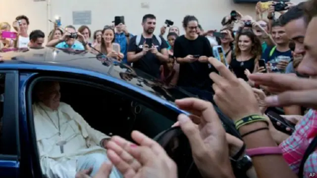 پوپ نے جب مارکیٹ کا رخ کیا تو متعدد افراد ان کی ایک جھلک دیکھنے کے لیے اکٹھے ہو گئے