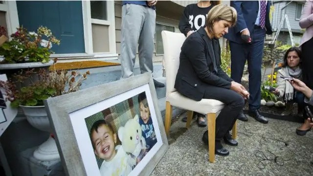 د عبدالله خور، تیمة کردي وايي، کاناډا ته یې د خپل ورور او ورېرو د ورغوښتلو لپاره له خپلوانو او ملګرو ۲۰ زره ډالر راغونډ کړي وو