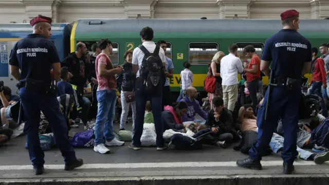 大批难民在布达佩斯火车站停留