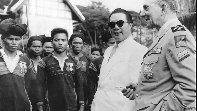 Vua Bảo Đại (trong ảnh cùng Tướng Pháp Jean de Lattre de Tassigny hồi năm 1950 ở Buôn Mê Thuột) không có mặt trong buổi trao lại ấn kiếm năm 1952
