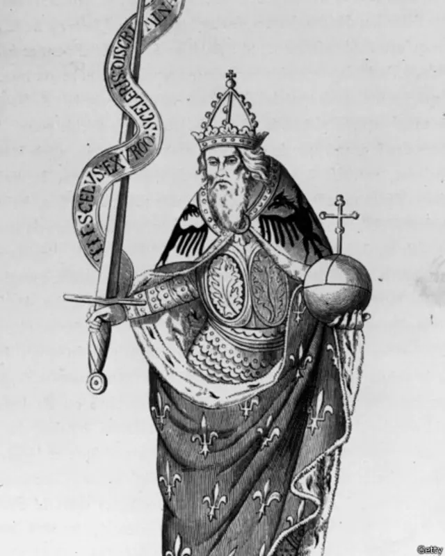 Charlemagne mengeluarkan perintah yang berbuah pada, antara lain, lahirnya huruf besar dan huruf kecil