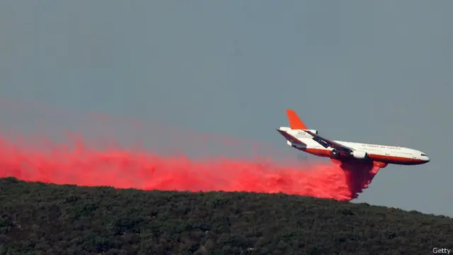 Пожарные самолеты DC-10, борющиеся с огнем в Калифорнии, зачастую летают всего в 60 м от земли 