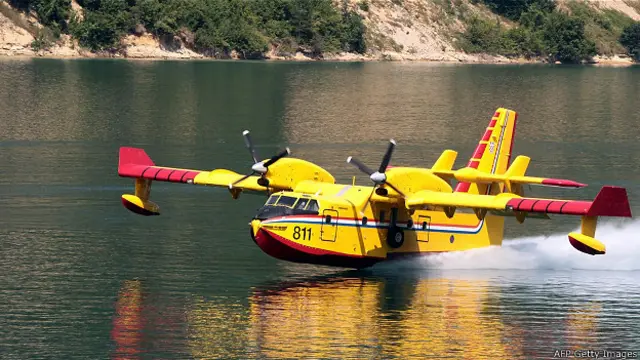 Противопожарные самолеты-амфибии, такие как Canadair CL 415, не нуждаются во взлетных полосах и в запасах пламязамедляющей жидкости