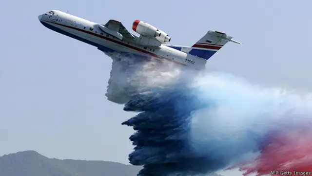 Российский Бе-200 может набирать воду для тушения пожара, садясь на поверхность водоемов 