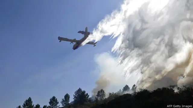 Пилотирование самолета над зоной лесного пожара требует большого мастерства