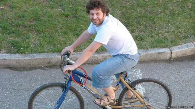 "Lakin Gürcüstan mühafizəkar olduğundan insanların çoxu maşın sevir və maşın əldə etmək istəyir", Vaxtanq Berikaşvili deyir