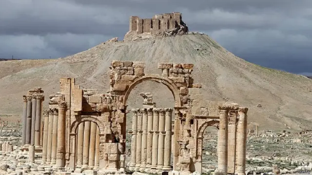 يُعد هدم المقابر الثلاثة هو ثالث اعتداء موسع على المناطق الأثرية في مدينة تدمر السورية