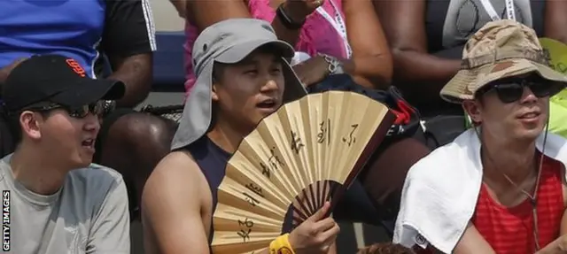 El público también ha tenido que tomar precauciones por las altas temperaturas en Flushing Meadows.