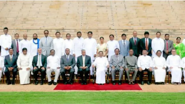 අමාත්යවරුන් 43 දෙනකු මේ වන විට දිවුරුම් දී තිබෙන අතර, අමාත්යවරුන් 48 දෙනකු පත්කිරීමට අගමැතිවරයා පාර්ලිමේන්තුවේ අනුමැතිය ලබා ගත්තේය