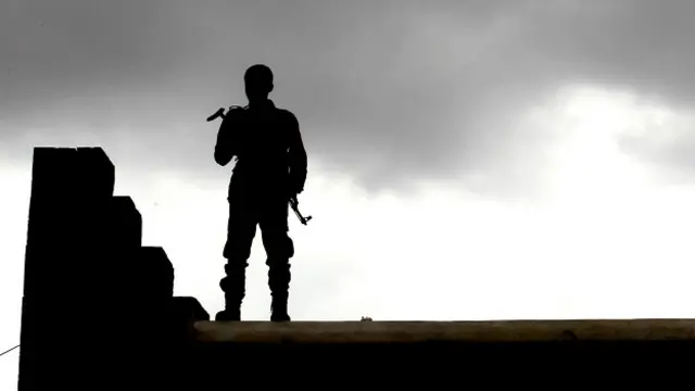 یمنی فوجی ذرائع نے کہا ہے کہ فوجی ایک حادثے میں مارے گئے لیکن حوثیوں کا کہنا تھا کہ ان کے راکٹ سے ہی آگ لگی تھی