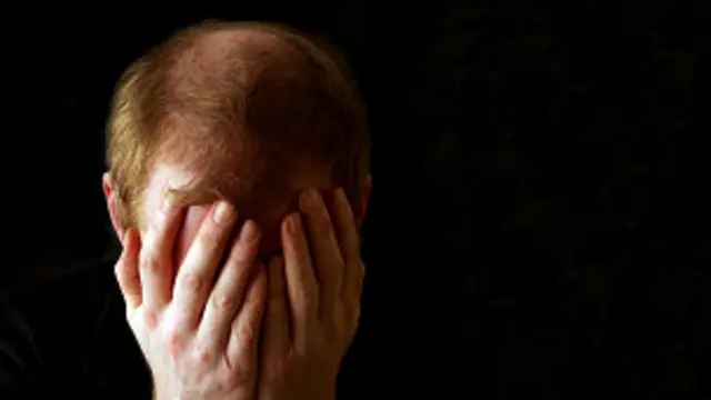 Hombre con indicios de calvicie