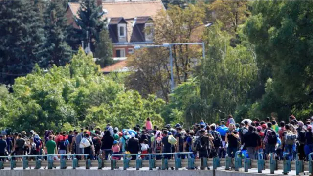 اقوامِ متحدہ نے یورپی یونین کو کہا ہے کہ دو لاکھ سے زائد تارکینِ وطن کو اپنے ممالک میں جگہ دیں