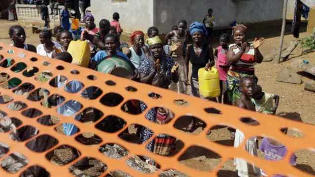 جشن و شادی مردم پس از پایان قرنطینه در روستایی نزدیک فریتاون