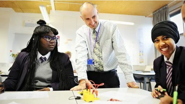 انگلینڈ کے محکمہ تعلیم کے ترجمان بھی اس سے متفق ہیں کہ ریاضی اور سائنس روزمرہ زندگی کے لیے ’لازم‘ ہیں