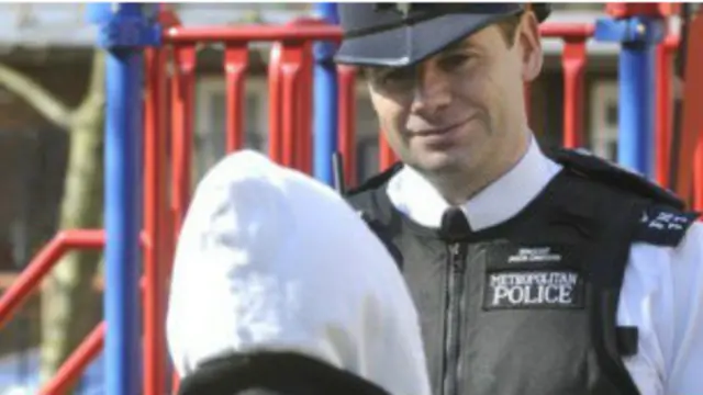 Fue un oficial de la policía quien alertó al colegio.