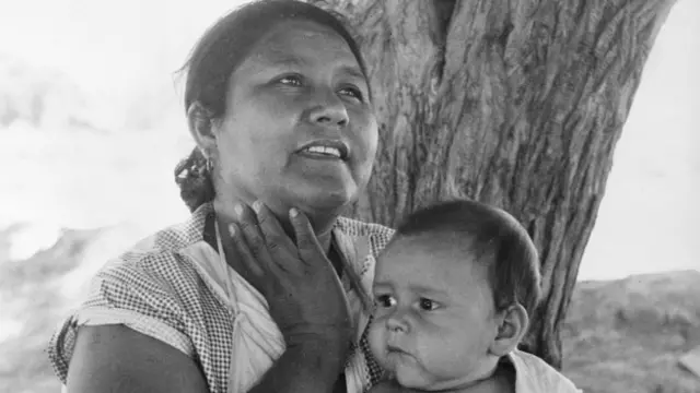 Mujer mexicana y su hijo