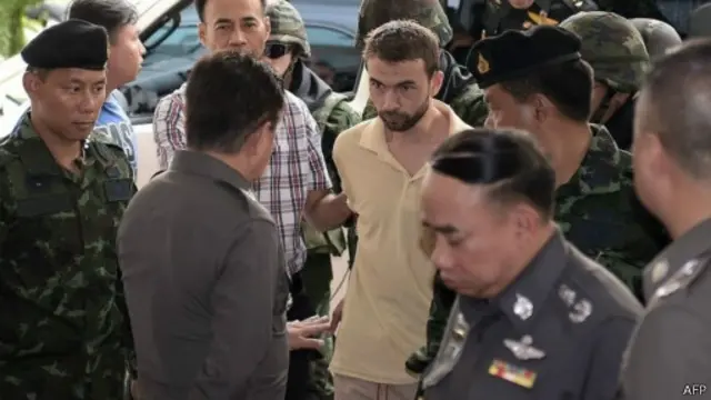 卡拉达格（中）被捕后在接受审问