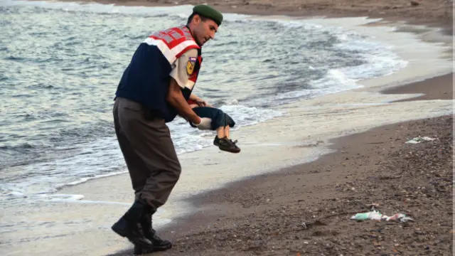 Foto jasad Alan Kurdi, dalam kondisi meninggal dan tergeletak di pinggir pantai, menjadi trending topic di seluruh dunia dan memicu kemarahan masyarakat internasional.