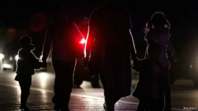 很多難民連夜在布達佩斯出城高速上繼續步行