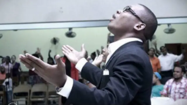 Santana presenta su historia personal como "caso de éxito" en sus talleres.