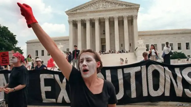Manifestantes protestan contra la pena de muerte