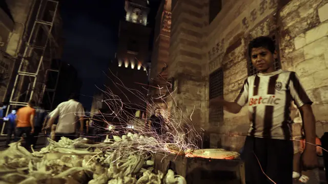 صبي يبيع الذرة المشوية في شارع المعز بالقاهرة.