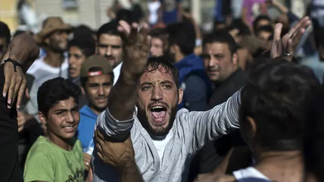 ظل المهاجرون أياما في المجر التي منعتهم من ركوب القطارات للسفر إلى دول غرب أوروبا.