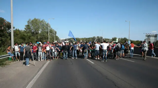 روز گذشته هزاران پناهجو پیاده از طریق مجارستان عازم اتریش شدند