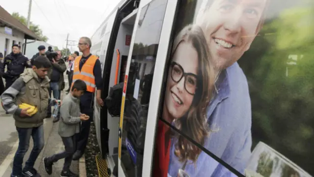 Мигранты садятся на поезд у австрийской границы