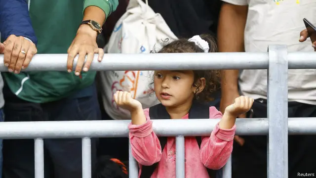 此外，匈牙利还用火车将一批移民直接送往维也纳。