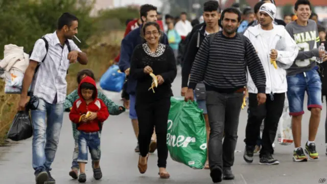 此前，匈牙利政府派出一批客车，将这些希望去奥地利的移民送到了奥匈边境。