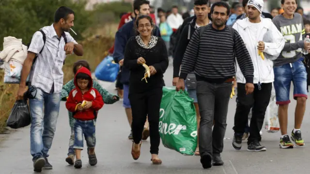 اروپا ته د کډوالو د څپو له ډېرېدو سره، اروپايي ټولنه تر فشار لاندې راغلې، چې ولې د کډوالو د سم وېش په تړاو ګام نه اخلي. دا اروپا ته تر دویمې نړیوالې جګړې وروسته د کډوالو د ورماتېدو تر ټولو لویه څپه ګڼل کېږي.