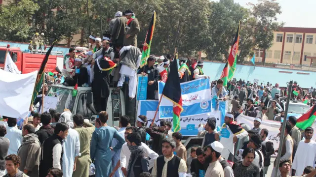 تظاهرات کنندگان در کابل خواهان درج کلمه افغان در شناسنامه های الکترونیک شدند