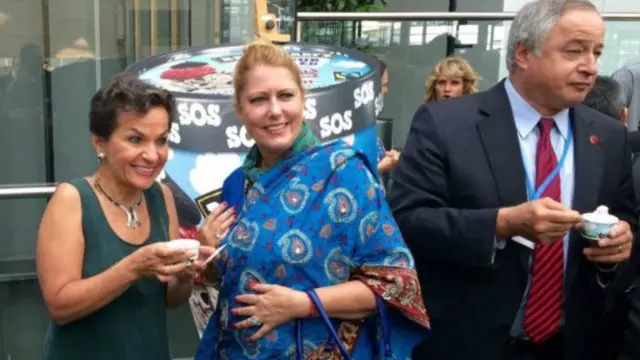 فيغيريس تتناول نوعا من المثلجات في بون صُنع خصيصا لتعزيز الطاقة الخضراء