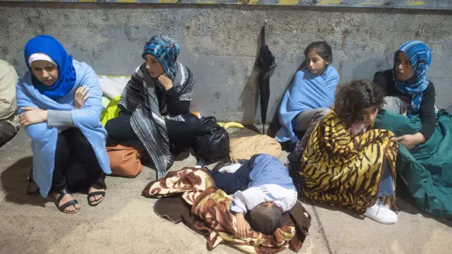 خیال رہے کہ ہنگری نے کئی دنوں تک مغربی یورپ کے لیے عازمِ سفر تارکینِ وطن کو ٹرین کے سفر سے روکا ہوا تھا۔ ان کا کہنا تھا کہ ان تارکینِ وطن کی رجسٹریشن ضروری ہے اور اس تعطل کی وجہ سے مشتعل مناظر سامنے آئے تھے۔