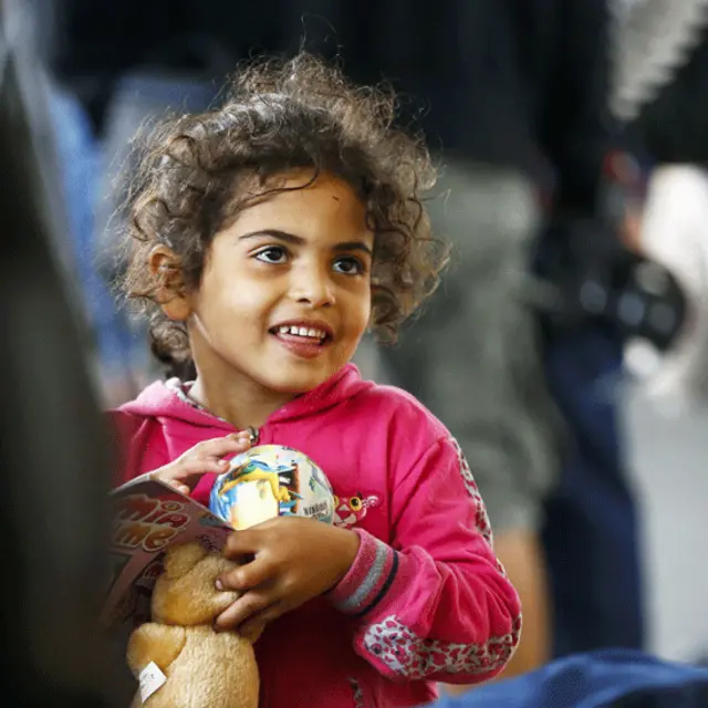 اطلاعات کے مطابق جمعے کو دیر گئے مرکزی بوڈاپیسٹ کے کیلیٹی سٹیشن پر بسوں کی آمد شروع ہو گئی تھی۔ خیال رہے کہ یہ جگہ کئی دنوں سے تارکینِ وطن کا عارضی کیمپ بنی ہوئی تھا۔