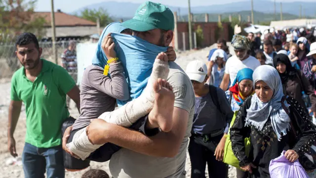 اس کے علاوہ آسٹریا جانے والی شاہراہ کے لیے بھی بسیں روانہ کی گئی ہیں کیونکہ سینکڑوں پناہ گزینوں نے آسٹریا کی سرحد کے لیے پیدل ہی سفر کرنا شروع کر دیا تھا۔