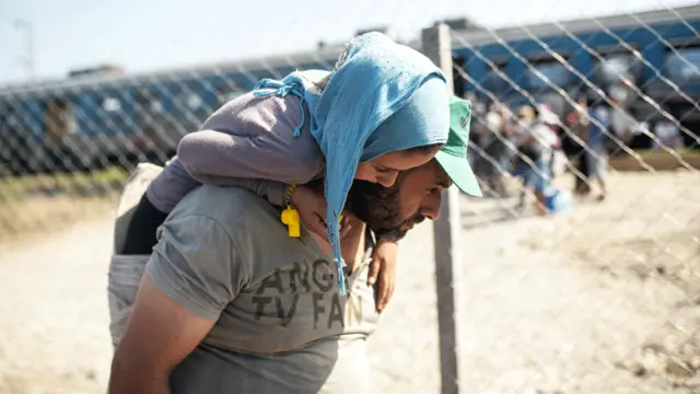 بی بی سی کے نامہ نگار میتھیو پرائس جو ان لوگوں کے ساتھ سفر کر رہے ہیں کا کہنا ہے کہ تارکینِ وطن میں اس بات کا خوف زیادہ تھا کہ انھیں جرمنی بھیجنے کی بجائے گرفتار کر لیا جائے گا اور انھیں قطعی قطعی نہیں تھی کہ انھیں سرحد تک بھیجنے کے لیے بسیں فراہم کی جائیں گي۔