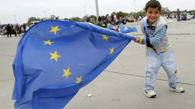 ہنگری کی حکومت کا کہنا ہے کہ انھوں نے بسیں اس لیے روانہ کی ہیں تاکہ ملک میں نقل و حمل کا نیٹ ورک مفلوج نہ ہو۔