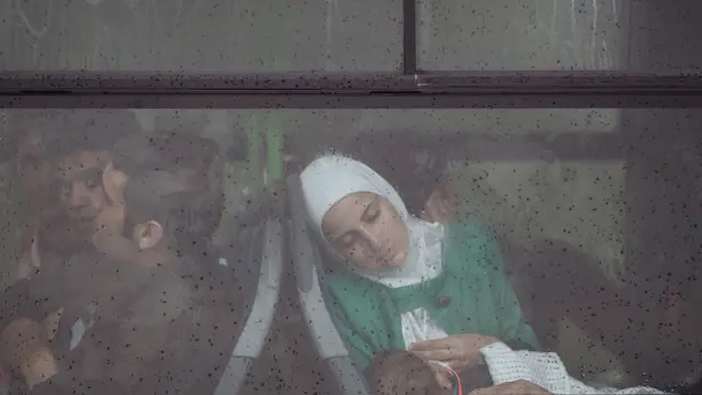 ہمارے دوسرے نامہ نگار بیتھانی بیل نے سنیچر کی صبح 30 افراد پر مشتمل تارکینِ وطن کے ایک گروپ کو آسٹریا اور ہنگری کے درمیان سرحد کو عبور کرتے ہوئے دیکھا۔