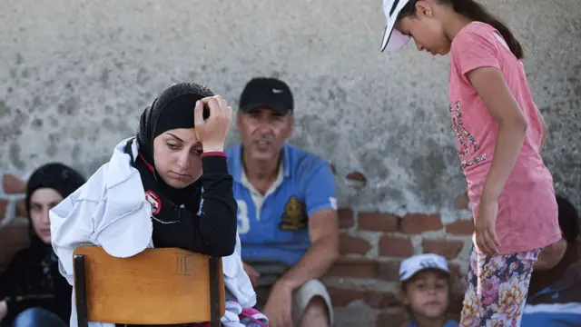 آسٹریا کے چانسلر ورنر فے مین نے کہا کہ جرمنی کی ہم منصب انگیلا میرکل سے گفتگو کے بعد دونوں ممالک نے ہنگری کی سرحد پر ہنگامی حالات کے پیش نظر تارکینِ وطن کو اپنے ممالک میں داخلے کی اجازت دی ہے۔