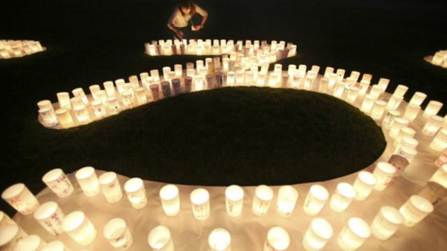 Инсталляция из свечей в память жертв аварии на АЭС "Фукусима-1"