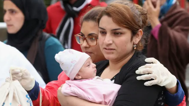 سنیچر کو میونخ پہنچنے والوں میں ایسے خاندان بھی تھے جن کے ساتھ بہت چھوٹے بچے موجود تھے۔