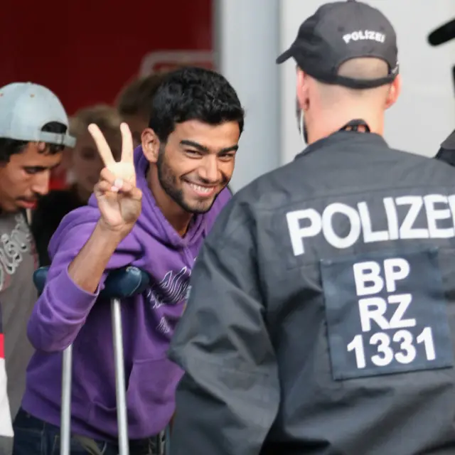 مشرقِ وسطیٰ سے آنے والے پناہ گزینوں اور تارکینِ وطن پر مشتمل پہلا گروپ ہنگری اور آسٹریا کے راستے سنیچر کو جرمنی پہنچا۔