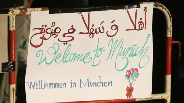 ان پناہ گزینوں کی منزل میونخ کا ریلوے سٹیشن کا تھا جہاں ان کے استقبال کے انتظامات کیے گئے تھے۔
