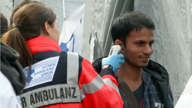 میونخ آمد کے بعد پناہ گزینوں کو طبی معائنے کی سہولیات بھی فراہم کی گئیں۔