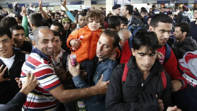 پہلے مرحلے میں دس ہزار پناہ گزین اور تارکینِ وطن آسٹریا سے جرمنی میں داخل ہوئے ہیں۔