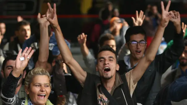 پناہ گزین جرمنی پہنچنے کے بعد خوشی سے نعرے بازی کرتے رہے اور فتح کے نشان بناتے رہے۔